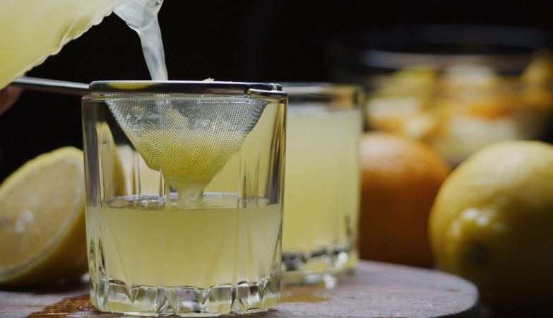 Citrinų sulčių nauda sveikatai ir šalutinis poveikis vartojant per daug