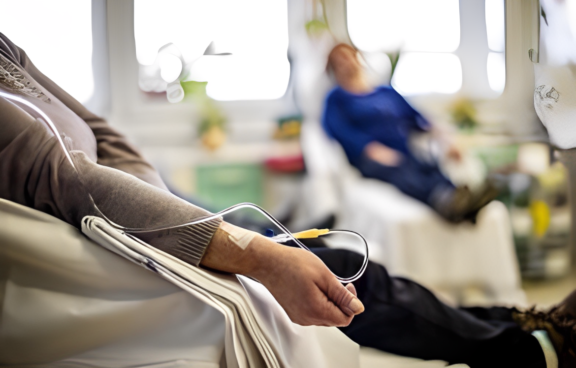 Ķīmijterapijas, staru terapijas un ķirurģijas ietekme uz organismu

**Pamatojums:**
– Lietots medicīniski pareizs un vispārpieņemts tulkojums: “ķīmijterapija” (nevis burtiski *ķīmiskā terapija*), “staru terapija” (vai “staru terapija”, bet “radiācija” šeit tiek lokalizēta atbilstoši latviešu medicīnas terminoloģijai), “ķirurģija”, “ietekme uz organismu”.
– Izvairīts no burtiskas tulkošanas (“poveikis” – “ietekme”, “organizmui” – “uz organismu” dabiskā konstrukcijā).
– Atbilstošs profesionālajā un medicīniskajā kontekstā.