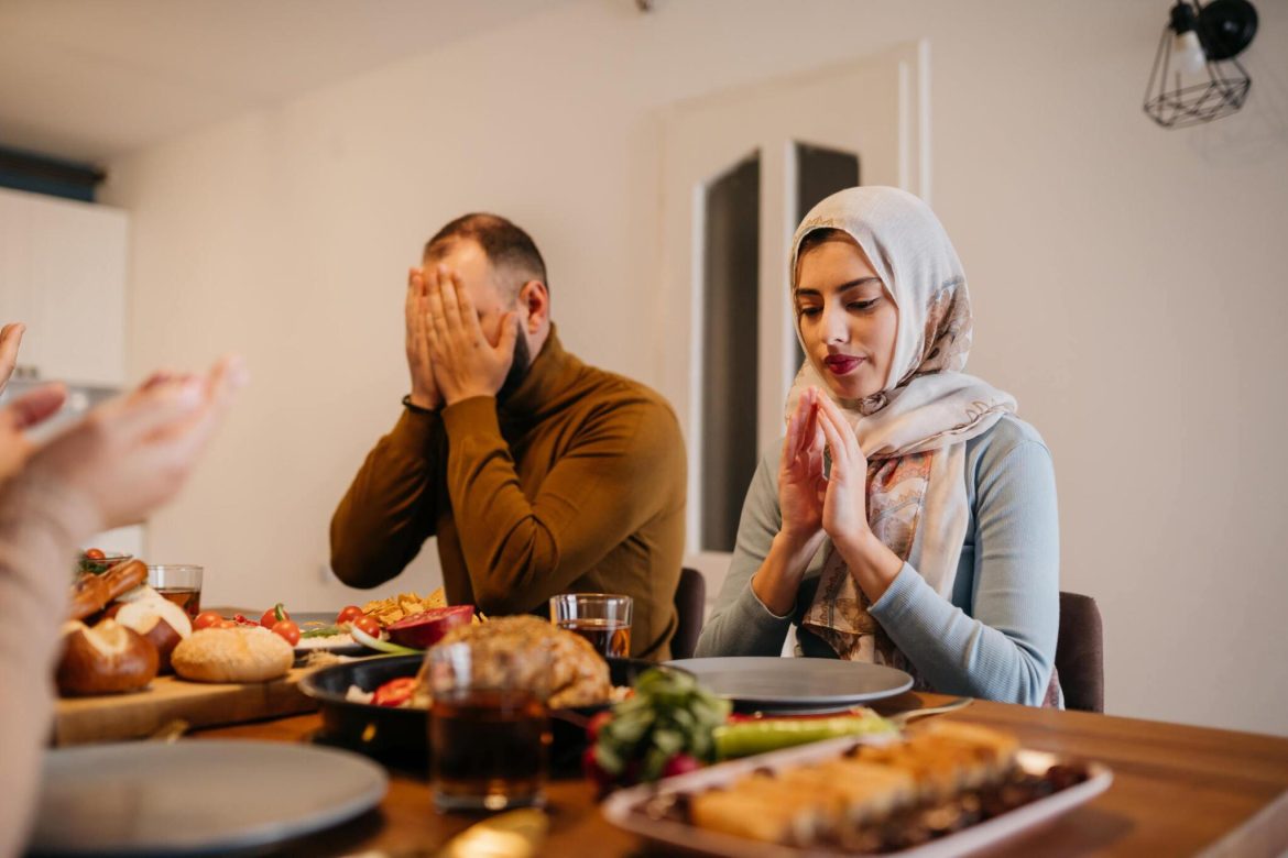 Lūk, kā es to ieteiktu latviešu valodā:

**Gavēnis ramadāna laikā**

Papildu paskaidrojums par izvēli:  
– “Pasninkas” ir lietuviešu vārds “gavēnis” (saistīts ar reliģisku atteikšanos no ēdiena/dzeršanas).  
– “Ramadano metu” nozīmē “ramadāna laikā” jeb “ramadāna laikā notiekošais”.
– Termins “ramadāns” ir plaši atzīts un lietots latviešu valodā reliģijas kontekstā.

Citi iespējamie varianti (atkarībā no konteksta):  
– **Gavēnis ramadānā**  
– **Ramadāna gavēnis**  

Tomēr visprecīzākais un visbiežāk lietotais variants ir **gavēnis ramadāna laikā**.