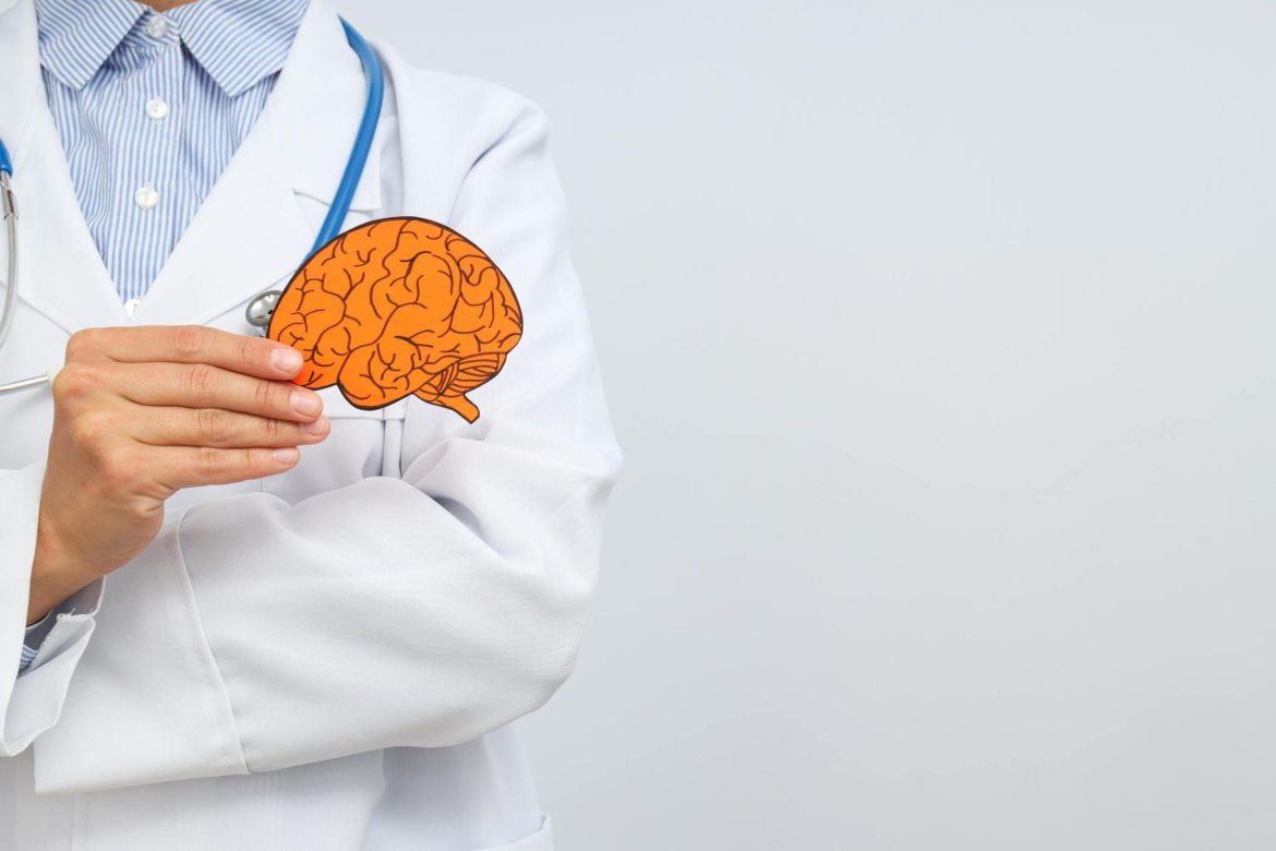 Termins “neuropatija” jau ir vispārpieņemts un plaši lietots arī latviešu valodā, īpaši medicīnas kontekstā. Tātad pareizi ir:

**Neuropātija**

Ja nepieciešama paskaidrojoša forma, var lietot aprakstošu nosaukumu:  
**Perifērās nervu sistēmas bojājums** vai **nervu bojājums** (atkarībā no konteksta). Tomēr standarta medicīnas terminoloģijā izmanto **neuropātija**.