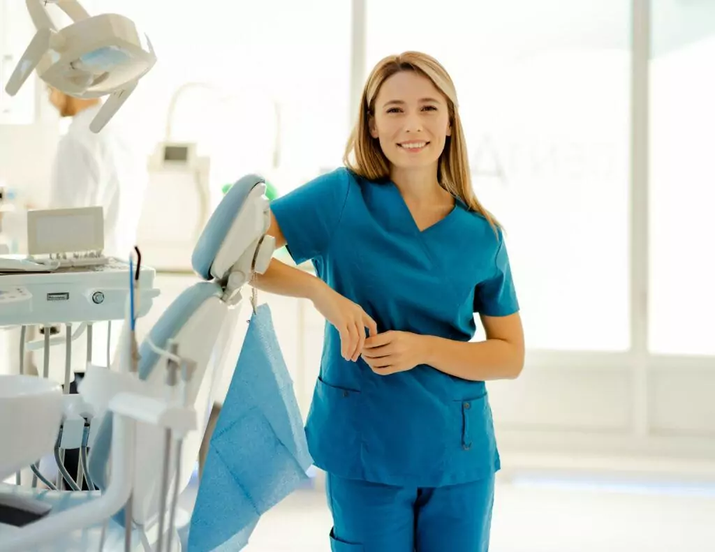 Latviešu valodā termins “endodontologas” (lietuviešu valoda) tiek tulkots kā:

**endodonts** (ja tiek domāts ārstniecības speciālists, ārsts)
vai
**endodontologs** (ja nepieciešama formalizēta, akadēmiska nosaukuma forma).

Visbiežāk lietotais un normatīvi atzītais termins Latvijā ir **endodonts** (zobu ārsts, kas specializējas zoba kanālu ārstēšanā).

Ja ir svarīgi norādīt dzimtes formu (kontekstā, kur uzsver sievieti-speciālisti, piemēram, sarakstā ar “endodonts (sieviete)”), tomēr latviešu valodā profesiju nosaukumi lielākoties tiek lietoti vienskaitļa vīriešu formā neatkarīgi no dzimuma. Sarunvalodā vai personificētā kontekstā var lietot arī:

**endodonte** (medicīnas profesiju sieviešu formās reti sastopams, nav oficiāli nostiprināts).

**Rezumējot:**  
**endodonts** (standarta lietojums)  
**endodontologs** (formālāks, akadēmisks variants)