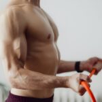 Pratimai bicepsui su pasipriešinimo gumomis