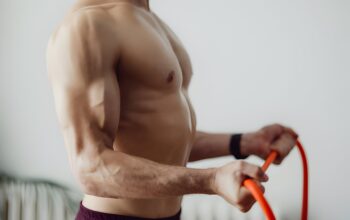 Pratimai bicepsui su pasipriešinimo gumomis