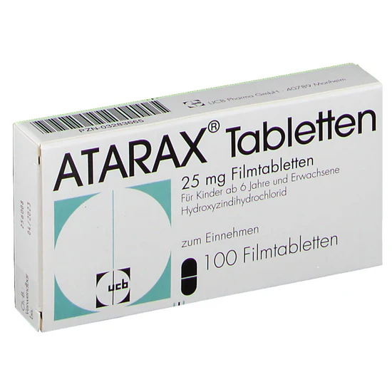 Ataraksas

Šis ir farmaceitisks preču nosaukums, kas atvasināts no zāļu aktīvās vielas hidroksizīna tirdzniecības nosaukuma “Atarax” (plaši lietots pretsatraukuma un pretalerģijas līdzeklis, īpaši medicīnas kontekstā).

Latviešu medicīnas praksē parasti lieto tieši nosaukumu **Atarax** vai **Ataraks** (piem., “Ataraks tabletes”). Ja termins tiek lietots īpaši nosaukuma formā, tas nav jātulko. 

**Tātad:**
– Ja runa ir par zāļu nosaukuma lokalizāciju: *Ataraks* (netulkots, starptautiski atzīts zīmola nosaukums latviešu pierakstā).
– Ja nepieciešams norādīt aktīvo vielu: **hidroksizīns** (latviešu valodā pierastais apzīmējums).
– Ja vajadzīgs aprakstošs nosaukums: **anksiolītiķis** (ja jāapraksta darbība, nevis konkrēts tirdzniecības nosaukums).

**Secinājums:** Nosaukums jālieto kā *Ataraks*, jo tas ir reģistrēts zīmols un šādi tiek lietots Latvijā ārstniecības praksē.