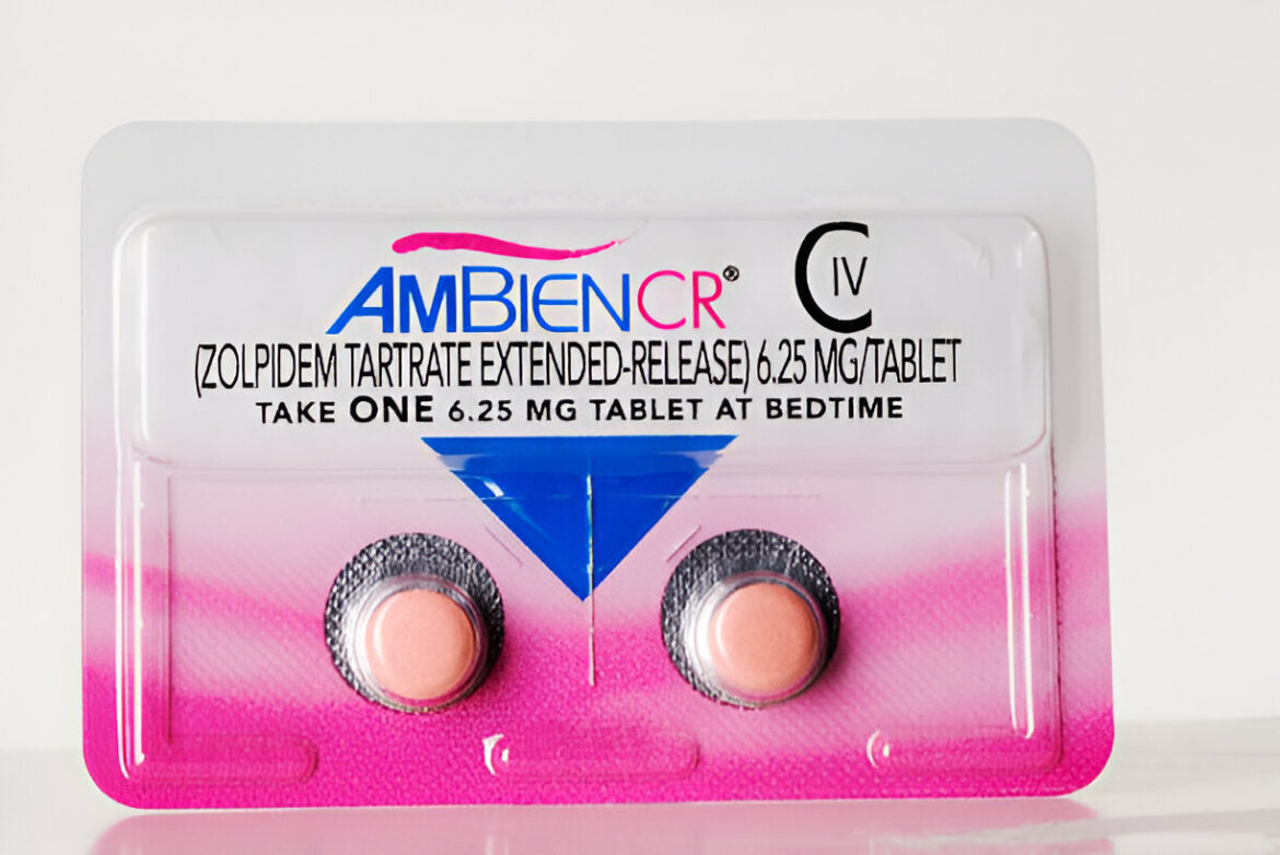 **Ambien** ir zāļu tirdzniecības nosaukums, kura aktīvā viela ir zolpidēms. Latvijā parasti lieto vai nu aktīvās vielas nosaukumu (“zolpidēms”), vai arī, ja nepieciešams norādīt zīmolu, tad termins netiek lokalizēts, bet rakstāms *Ambien* kursīvā.

**Ja runa ir par vispārēju nosaukumu medicīnas kontekstā (piemēram, ārsta vai farmaceita saziņā):**
– zolpidēms

**Ja nepieciešams izmantot zīmola nosaukumu:**
– *Ambien* (netulko, lieto kursīvā)

**Piemērs lietojumā:**
– “Ārsts izrakstīja zolpidēmu (tirdzniecības nosaukums – *Ambien*).”