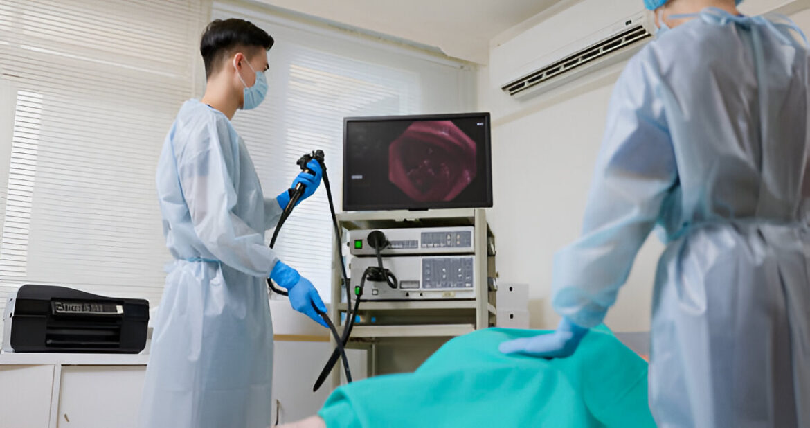 Kolonoskopija ir jau nostiprinājies medicīnisks termins latviešu valodā, tāpēc visbiežāk to netulko un lieto tieši šādā formā — **kolonoskopija**.

Ja nepieciešams latviskāk formulēts skaidrojošs nosaukums, tad var izmantot:
**Resnās zarnas izmeklēšana ar endoskopu**  
vai  
**Resnās zarnas endoskopiskā izmeklēšana**

Taču oficiālos dokumentos un medicīnas praksē pieņemta ir forma **kolonoskopija**.