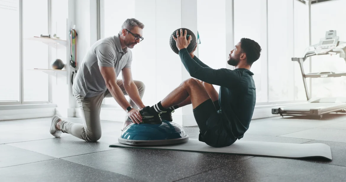 Kineziterapija latviešu valodā tiek saukta par **kustību terapiju** vai **kustību ārstniecību**. 

Medicīnas un rehabilitācijas kontekstā visbiežāk lietotais un oficiālais nosaukums ir **kustību terapija**. 

**Atbilde:**  
kustību terapija