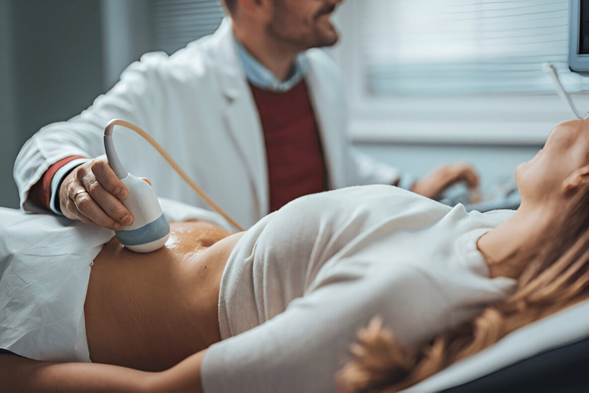 Pilvo ultragarso tyrimas nozīmē “vēdera ultrasonogrāfija” latviešu valodā.

Ja nepieciešams formālāks variants, var izmantot arī “vēdera dobuma ultrasonogrāfija” vai “vēdera ultraskaņas izmeklējums”.